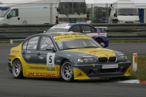 Hov Joachim Stephansen du ramte vist pælen.
(Foto: Motorsporten.dk)